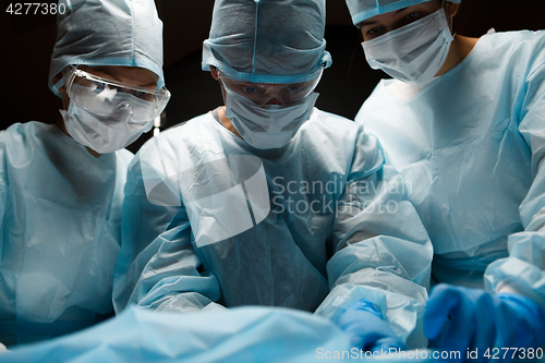 Image of Doctors working in operating room