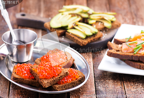 Image of bread with salmon