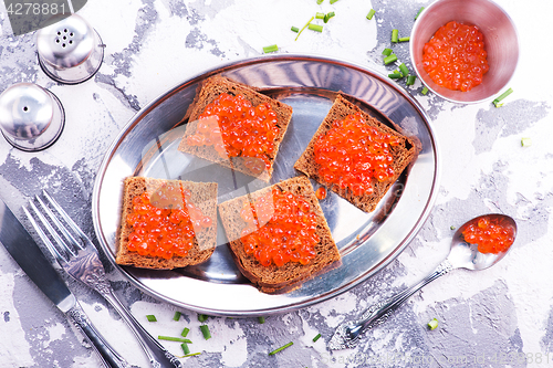 Image of bread with red salmon caviar