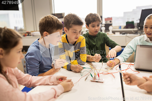 Image of kids with invention kit at robotics school