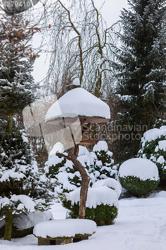 Image of simple bird feeder, birdhouse in winter