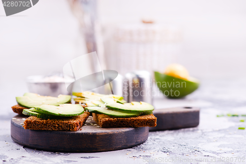 Image of bread with avocado 