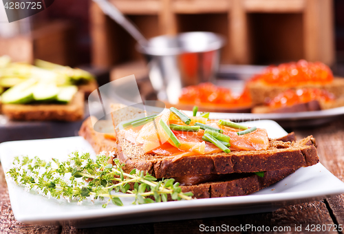 Image of bread with salmon