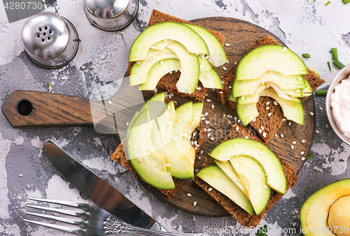 Image of bread with avocado 