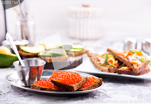Image of bread with red salmon caviar 
