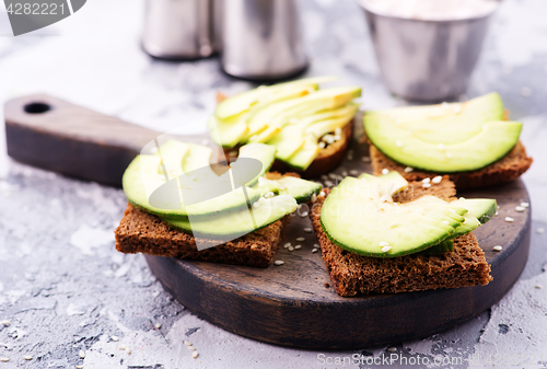 Image of bread with avocado 