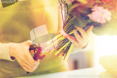 Image of close up of florist woman with flowers and pruner