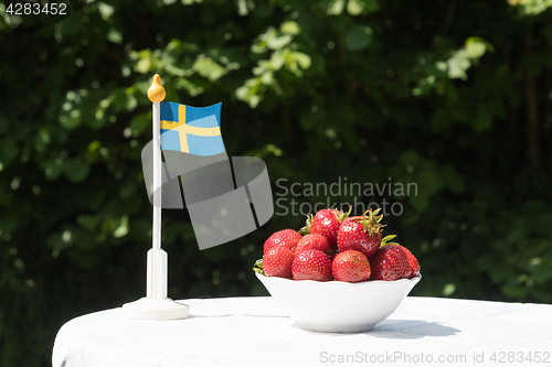 Image of Swedish flag and strawberries