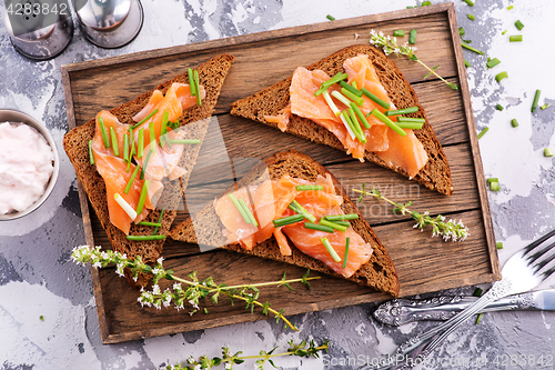 Image of bread with salmon