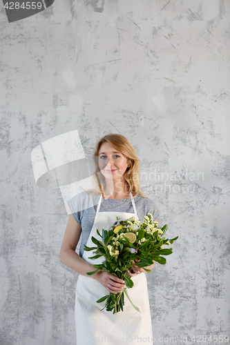 Image of Photo of florist with bouquet