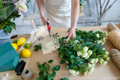 Image of Photo of florist with flowers