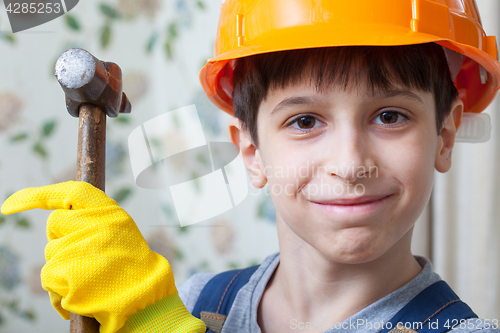 Image of Smiling boy builder