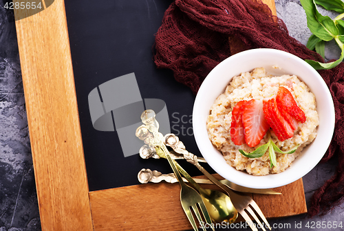 Image of oat porridge with strawberry
