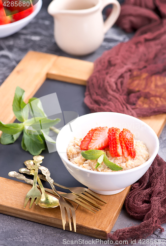 Image of oat porridge with strawberry