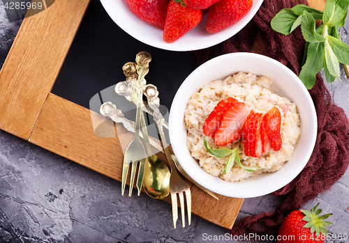 Image of oat porridge with strawberry