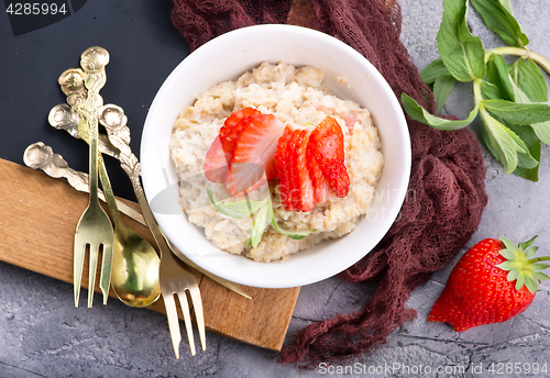 Image of oat porridge with strawberry