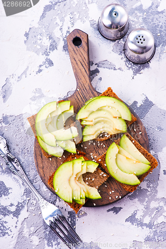 Image of bread with avocado 