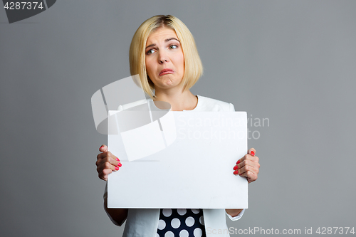 Image of Photo of blonde with paper