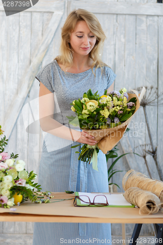 Image of Long haired blonde with bouquet