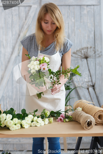 Image of Photo of florist making bouquet