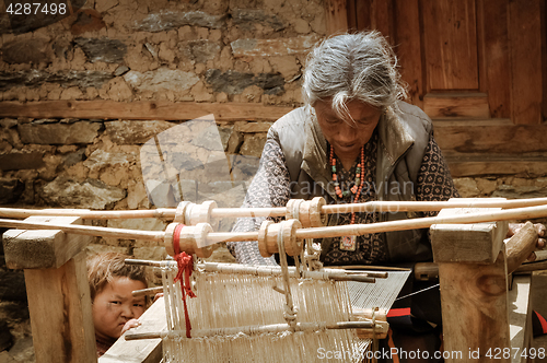 Image of Weaving woman in Nepal