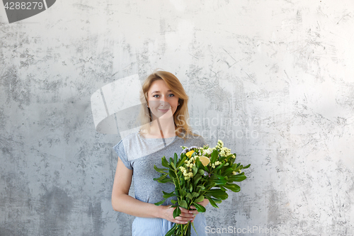 Image of Photo of florist with flowers