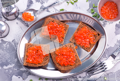 Image of bread with red salmon caviar