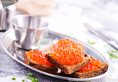 Image of bread with red salmon caviar