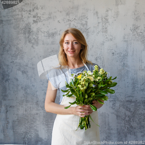 Image of Picture of florist with bouquet