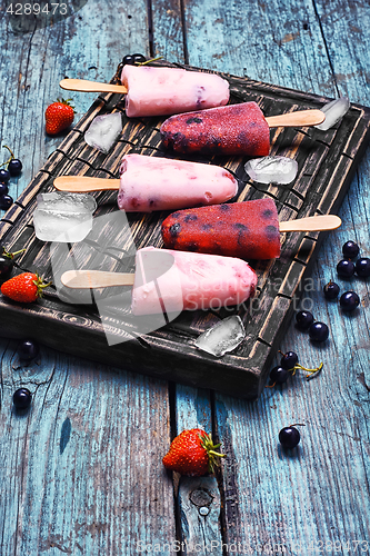 Image of Ice cream with berries