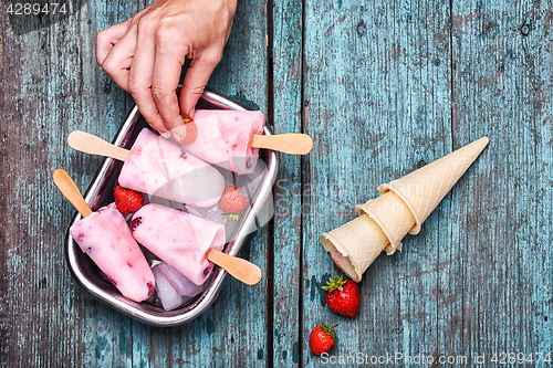 Image of Ice cream with berries