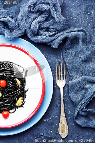 Image of spaghetti with black mussels