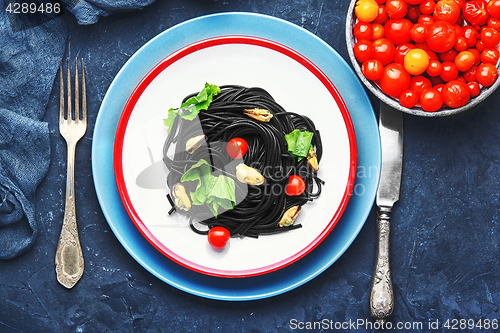 Image of spaghetti with black mussels