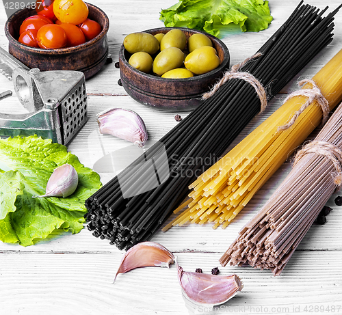 Image of spaghetti with ingredients for cooking pasta