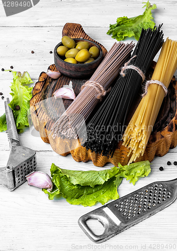 Image of spaghetti with ingredients for cooking pasta