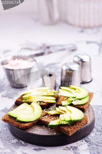 Image of bread with avocado 