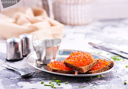 Image of bread with red salmon caviar
