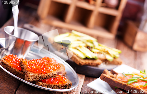 Image of bread with salmon