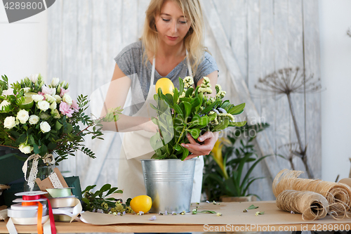 Image of Florist with bouquet of flowers