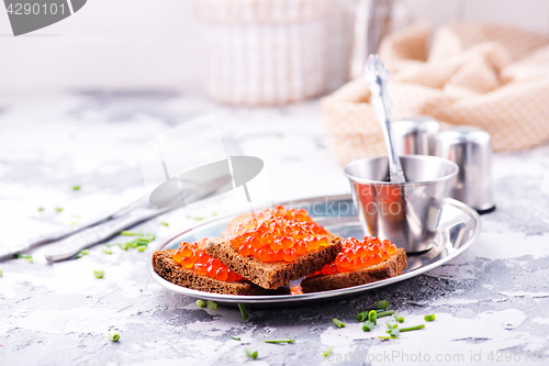 Image of bread with red salmon caviar