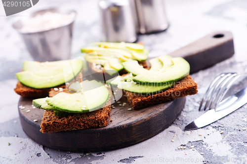 Image of bread with avocado 