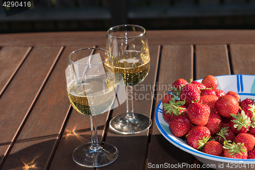 Image of Fresh strawberries and sparkling wine