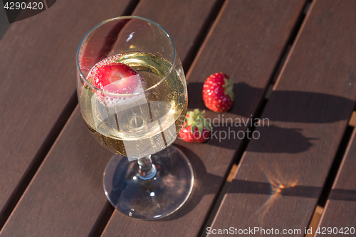 Image of Sparkling wine with strawberry closeup