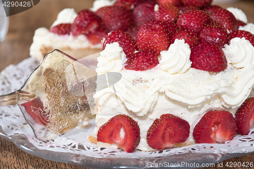 Image of Cake shovel at a strawberry cake