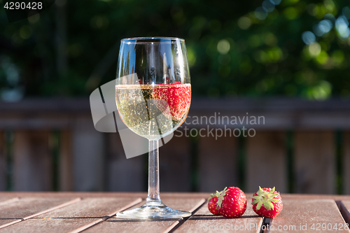 Image of Sparkling wine with strawberries