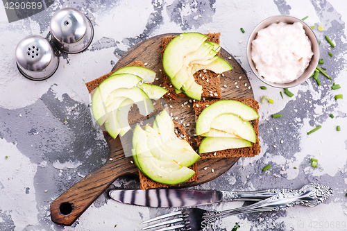 Image of bread with avocado 