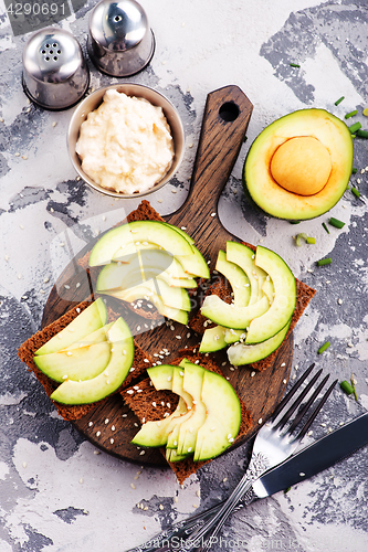 Image of bread with avocado 