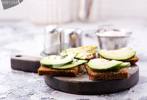 Image of bread with avocado 