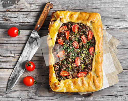 Image of meat pie with mushroom