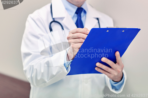 Image of close up of doctor with clipboard at hospital